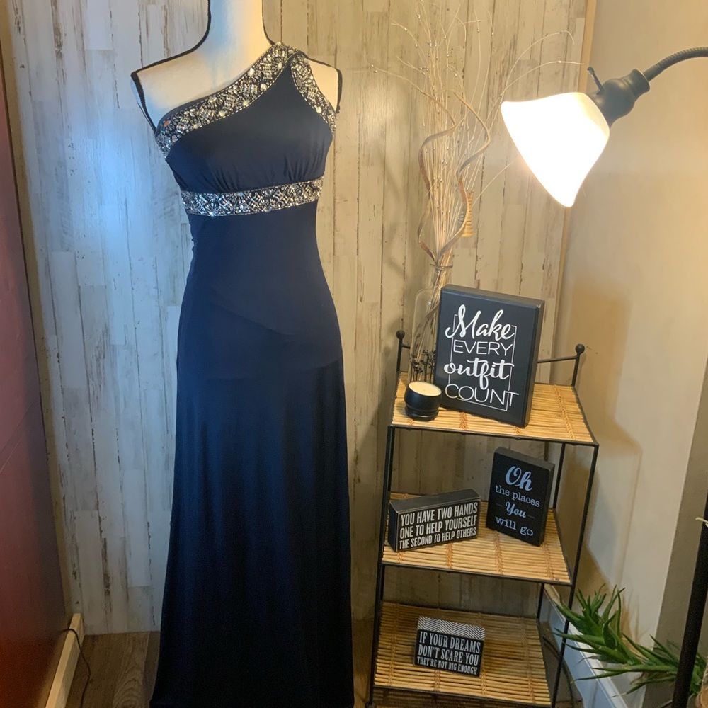 Beats Studio off shoulder strap evening gown. Size 1